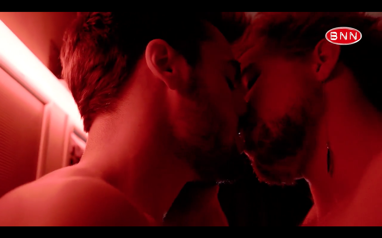Queer amsterdam screenshot bram en jesse darkroom zoenend